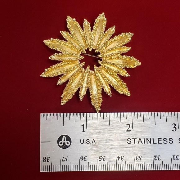 Vintage Avon Sunburst Brooch Pin Gold Statement Piece Please see photos :) - Picture 6 of 7